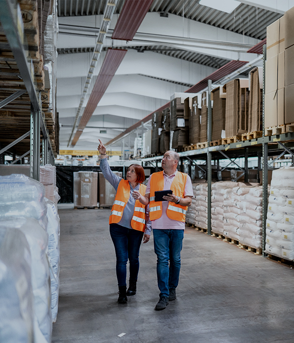 Einblick in ein Lager mit Regalanlagen